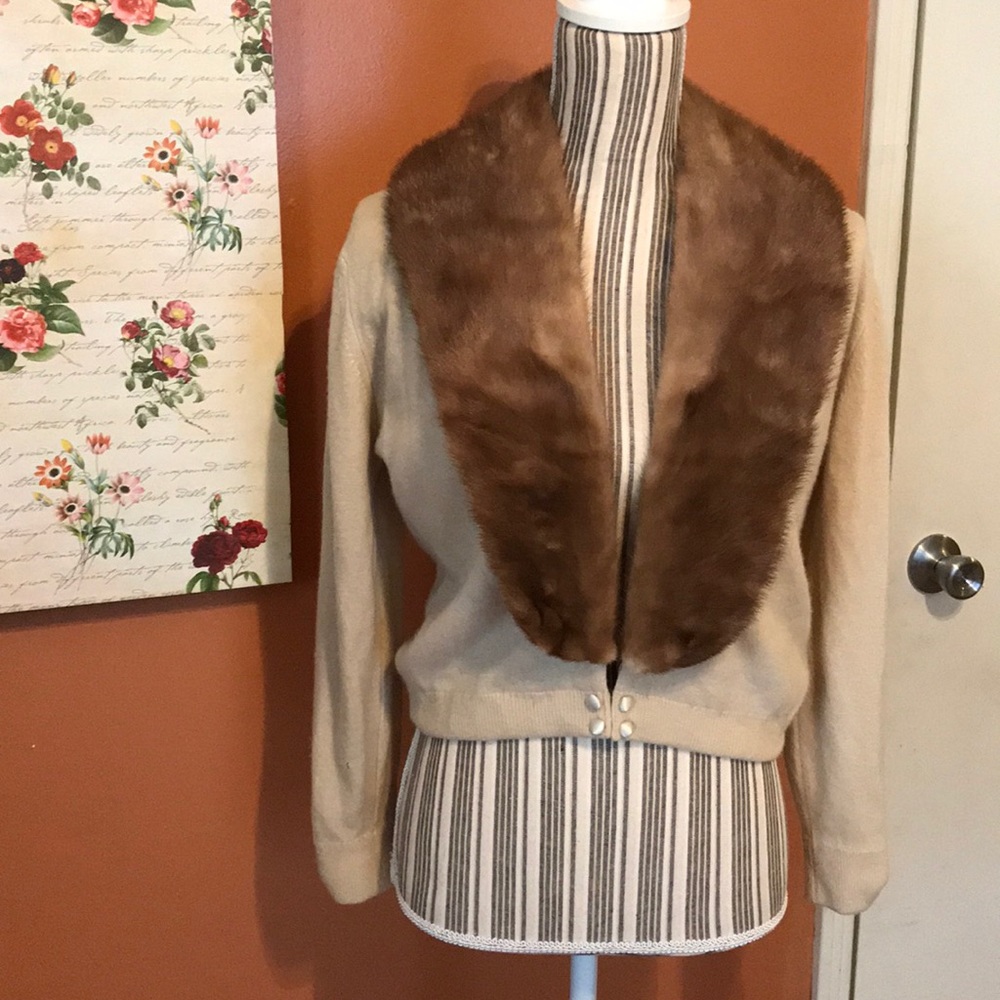Vintage 📺 Cashmere Sweater w/ Fur Collar